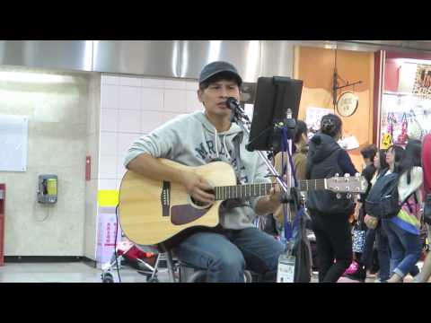 1031116於台北地下街~高明德演唱讓懂你的人愛你