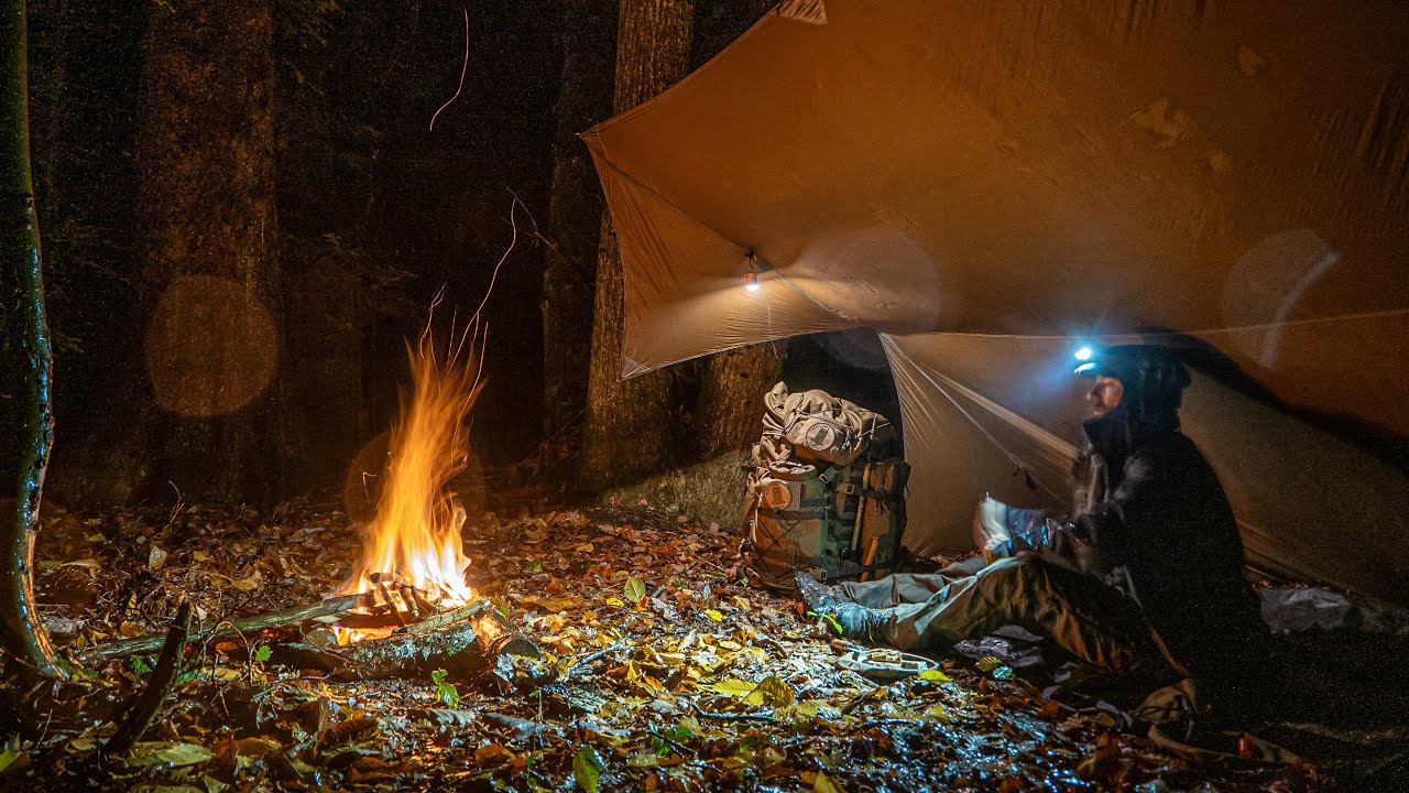 Bivouac seul dans la tempête et belles couleurs d'automne