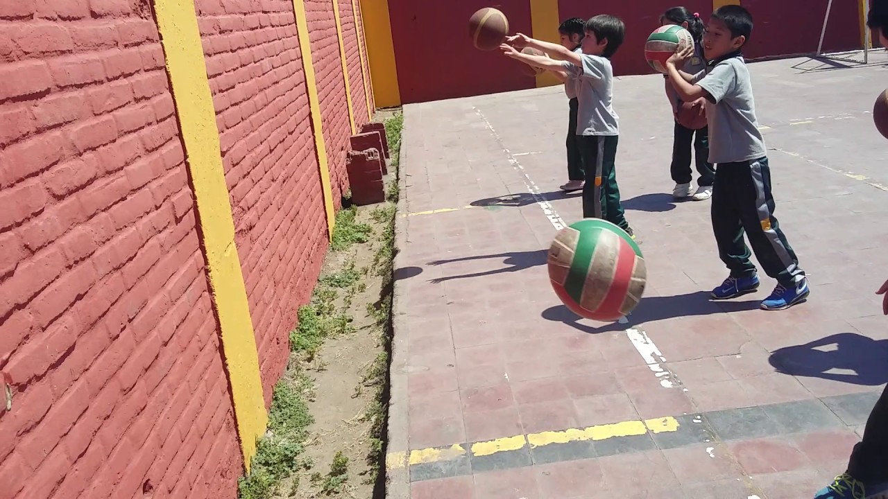 Pase de pecho y pique en baloncesto contra una pared - YouTube