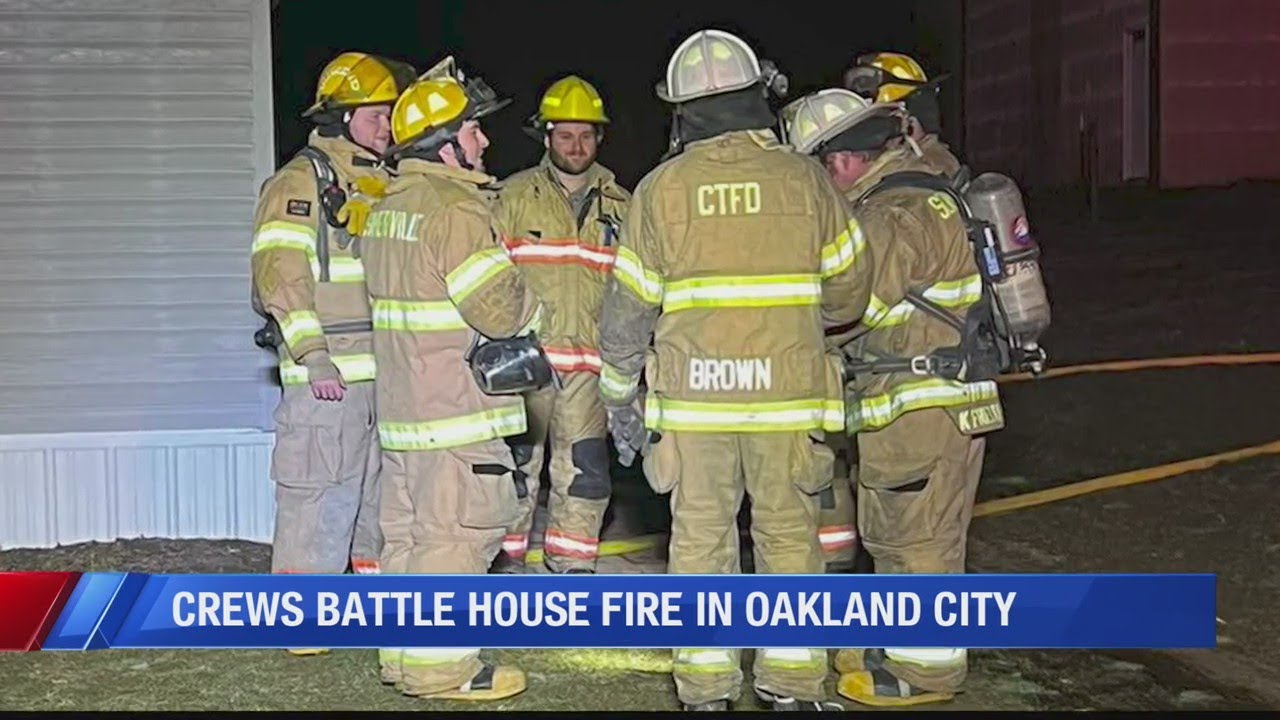 Crews battle fire in Oakland City - YouTube