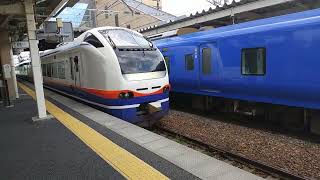 豊栄駅 E653系2色 それぞれ発車