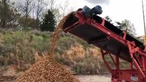 The BIVITEC® Flip Flow Screen Sorting Wood Chips | Aggregates Equipment Inc.