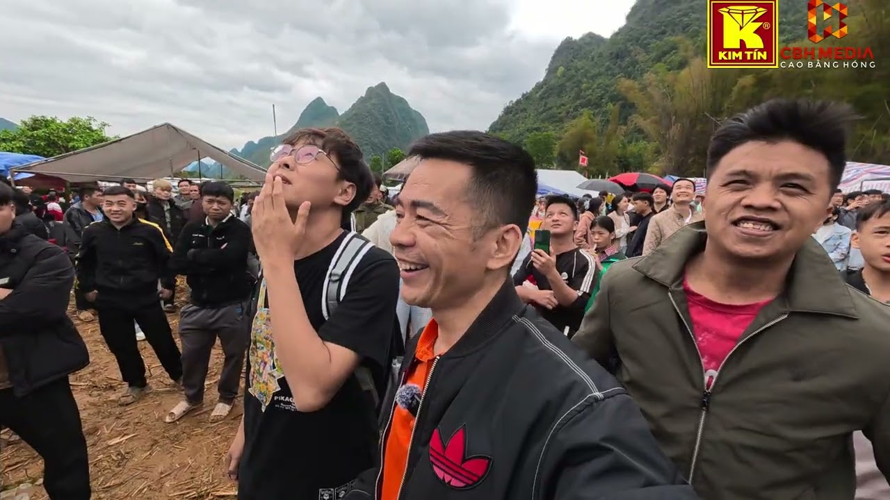 Lễ Hội Xuân Xóm Dẻ Gà, Cần Yên - Những Trò Chơi Độc Lạ Khiến Cả Làng Cười Nghiêng Ngả!