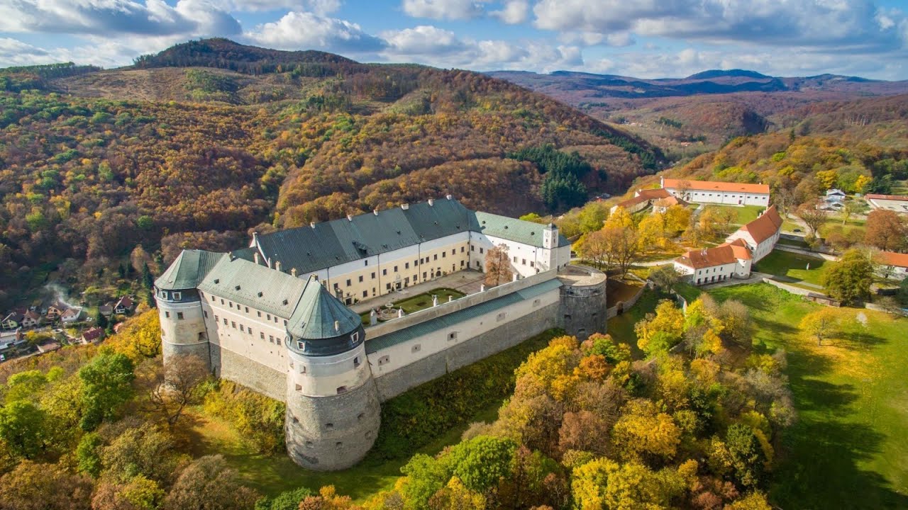 Hrad Červený Kameň. Najkrajší v Malých Karpatoch