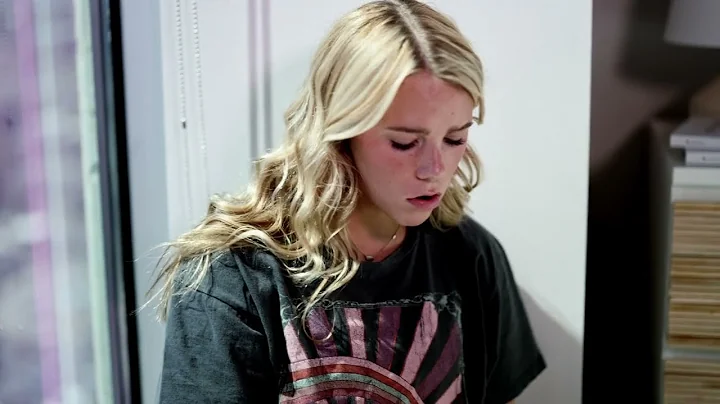 Avery Anna - biggest t-shirt (Visualizer)