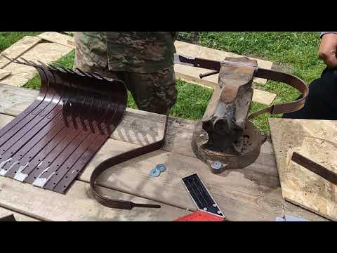 Самодельные крепления для водостока. Гибка кронштейнов для водостоков. Самодельные крючки для водостока. Крюкогиб для водостока. Как загнуть крюк.