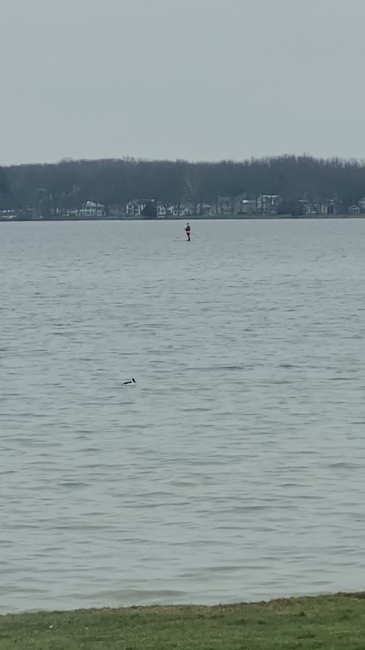 Santa Relaxes On Paddleboard || ViralHog