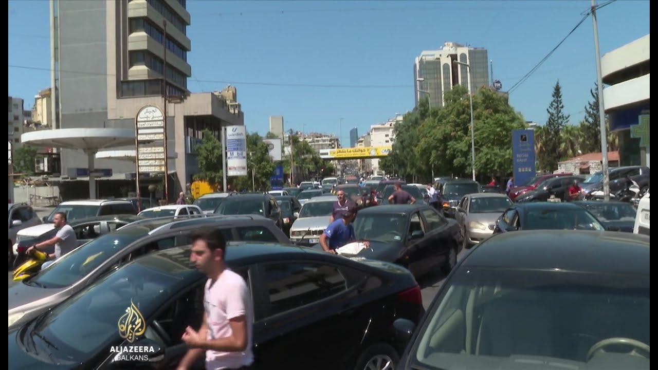 اللبنانيون يصطفون لساعات للحصول على الوقود