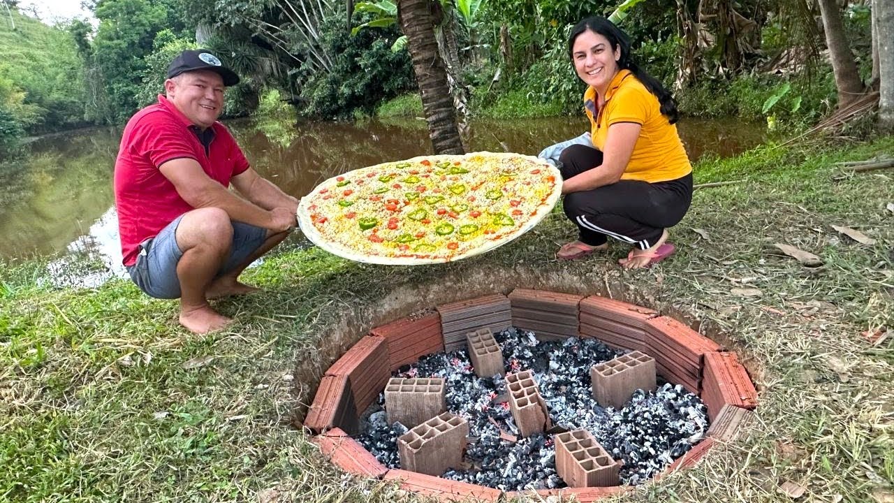 A maior pizza caseira que já fiz! Uma Pizza gigante assada no fogo de chão