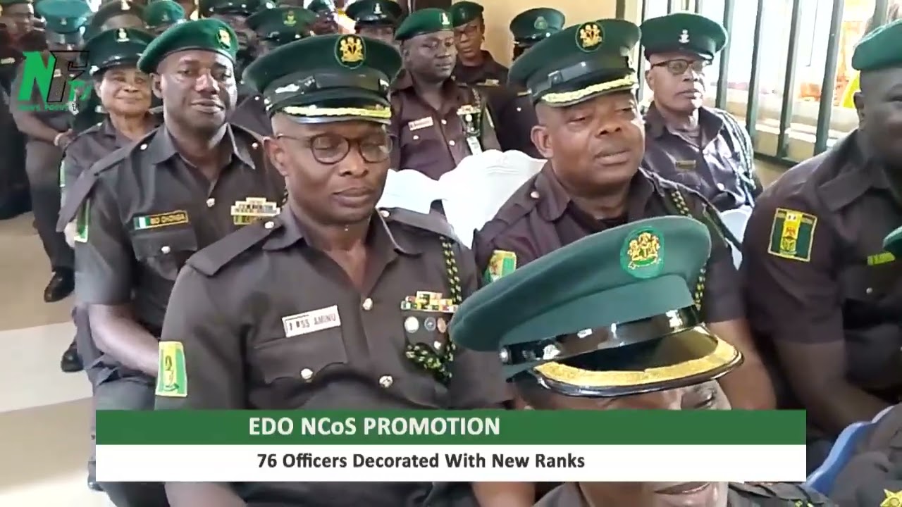 Сотрудники исправительных учреждений штата Эдо, получившие повышение, торжественно подняли свои н...