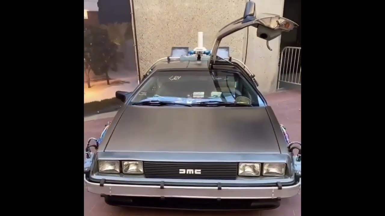 【デロリアン】Nothing beats a DeLorean at a stoplight（信号待ちで一番目立つ車選手権、圧倒的優勝はデロリアンで決まり）