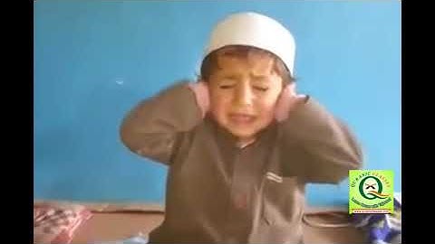 طفل صغير يحاول ان يتذكر سورة الفيل .... رائعة