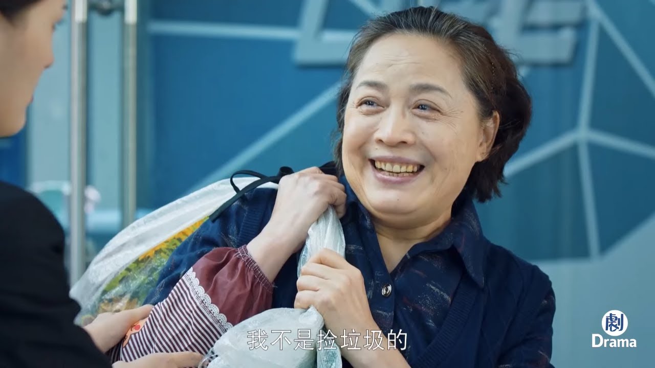 老太太來找兒子，被前臺當成撿垃圾的攔下，誰料她兒子是公司總裁！