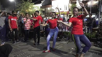 BISANE MUNG NYAWANG -- PENGAMEN ANGKLUNG RAJAWALI MALIOBORO YOGYAKARTA
