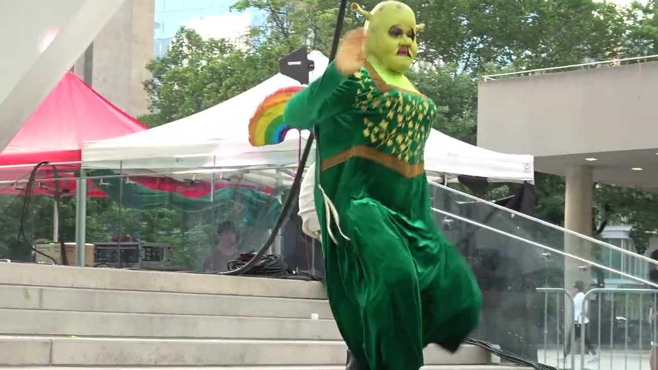 Drag Ball - Tiffany Boxx (Shrek Mix)