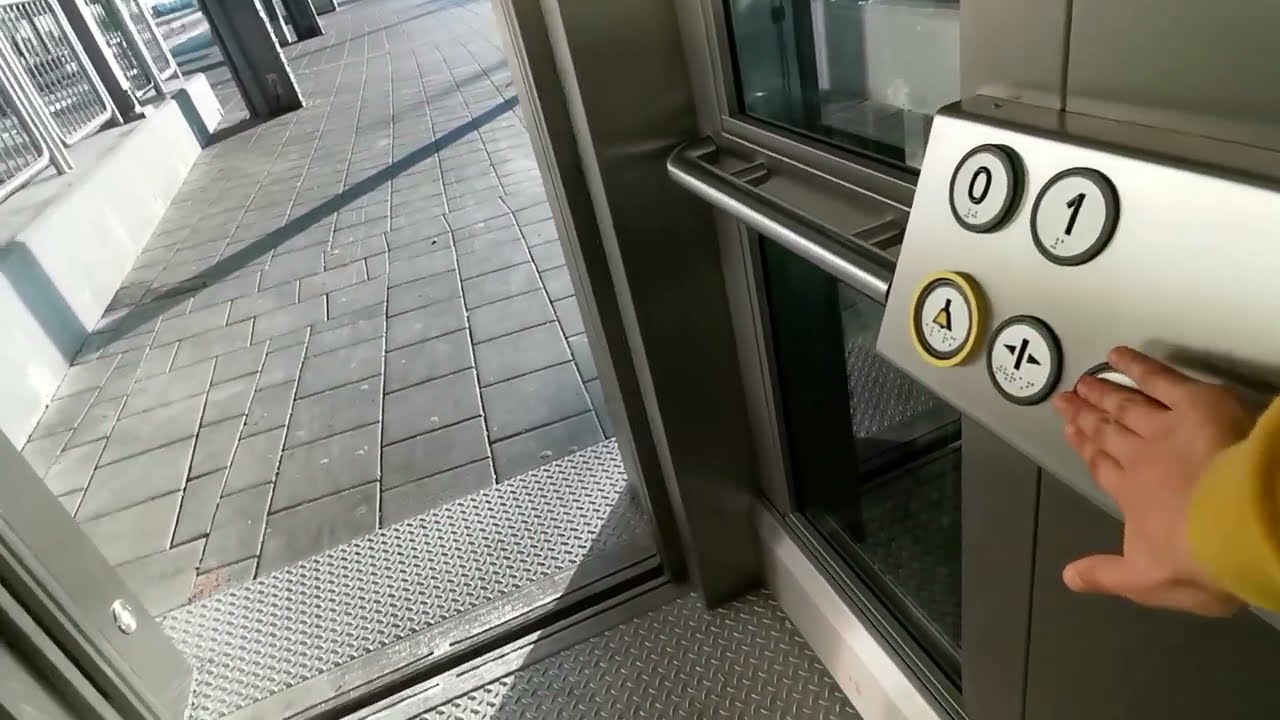 Nagelneuer ThyssenKrupp Aufzug (nach Erneuerung) im Castrop-Rauxeler Hbf.