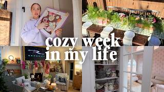your new favorite comfort influencer hosts a dinner party, needlepoints and reads new books 📖☕