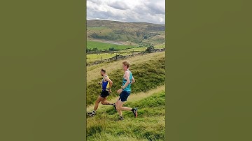 de eerste 8-9 op de laatste afdaling van Whittle Pike Fell Race 2025 #fellrunning