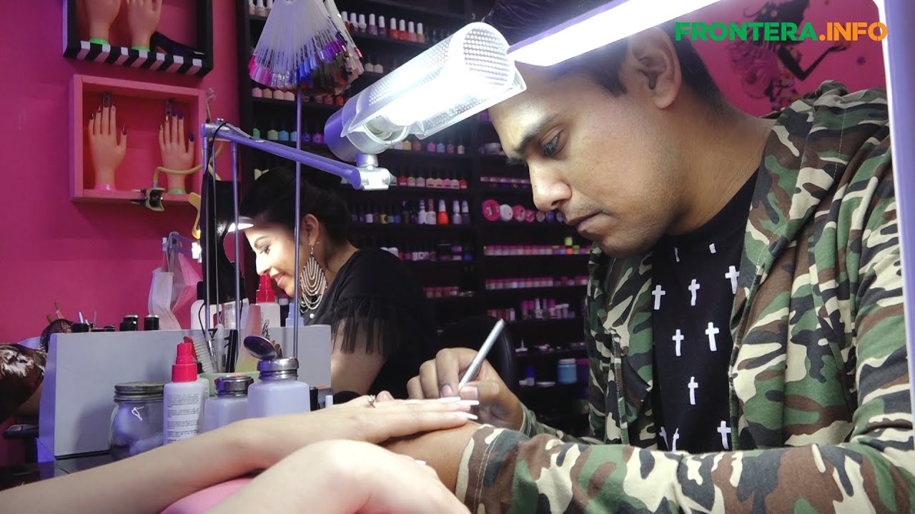 Omar Alexander, manicurista en Tijuana.