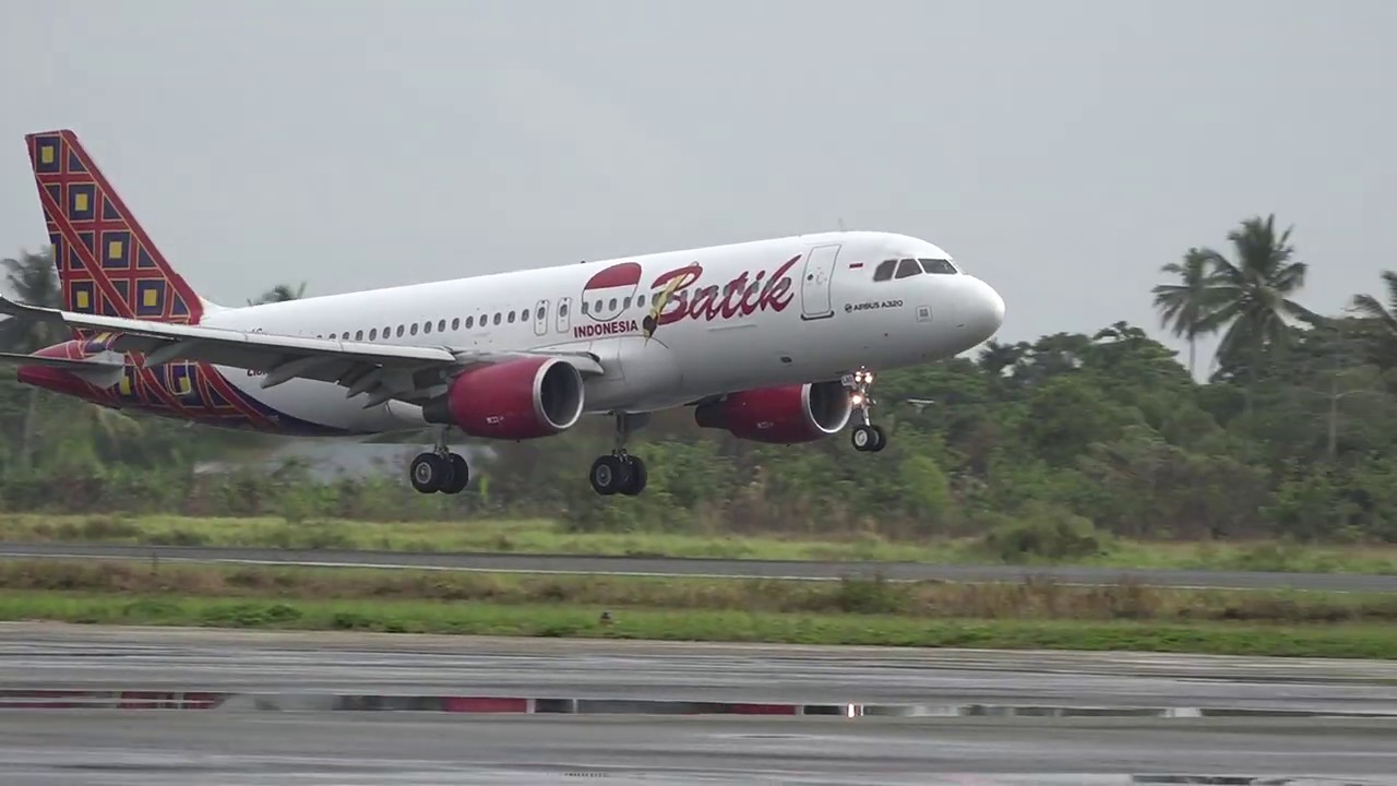 Pesawat Batik Air Landing di Landasan Bandara Merauke 