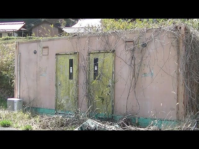 プレハブ式の珍しい廃墟トイレがあったので中を覗いてみた Youtube