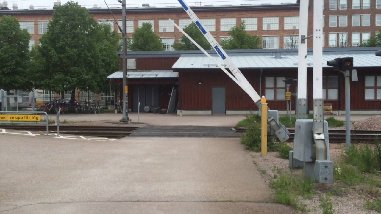 Plattformsbommar Västerås / Swedish platform path level crossings