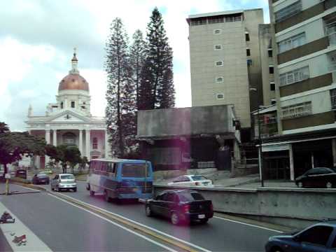 Karina Gmez en las afueras de la Catedral de Caracas