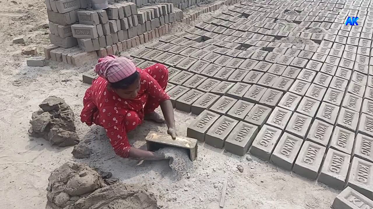 LADIES BRICKS MAKER MAKING CLAY BRICKS BY OUTMODED SYSTEM(PART-59 ...