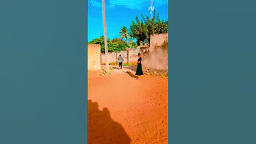 Mwanaume Bahili Akipishana Na Mwanamke Njiani 