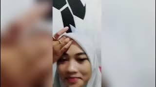 Indi sonia mentari galau dikamar sambil milih baju