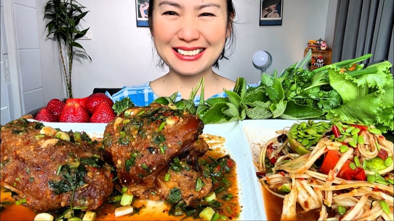 Thaifood ASMR ลาบขาหมูมาทั้งชิ้นใหญ่ๆกับส้มตำแซบๆผักจุกๆPork leg larb and papaya salad MUKBANG SHOW 