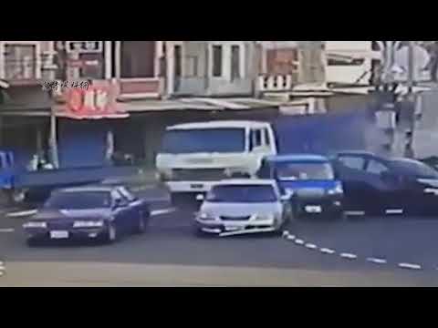 【車禍影片】閃啦閃啦撞到不負責啦