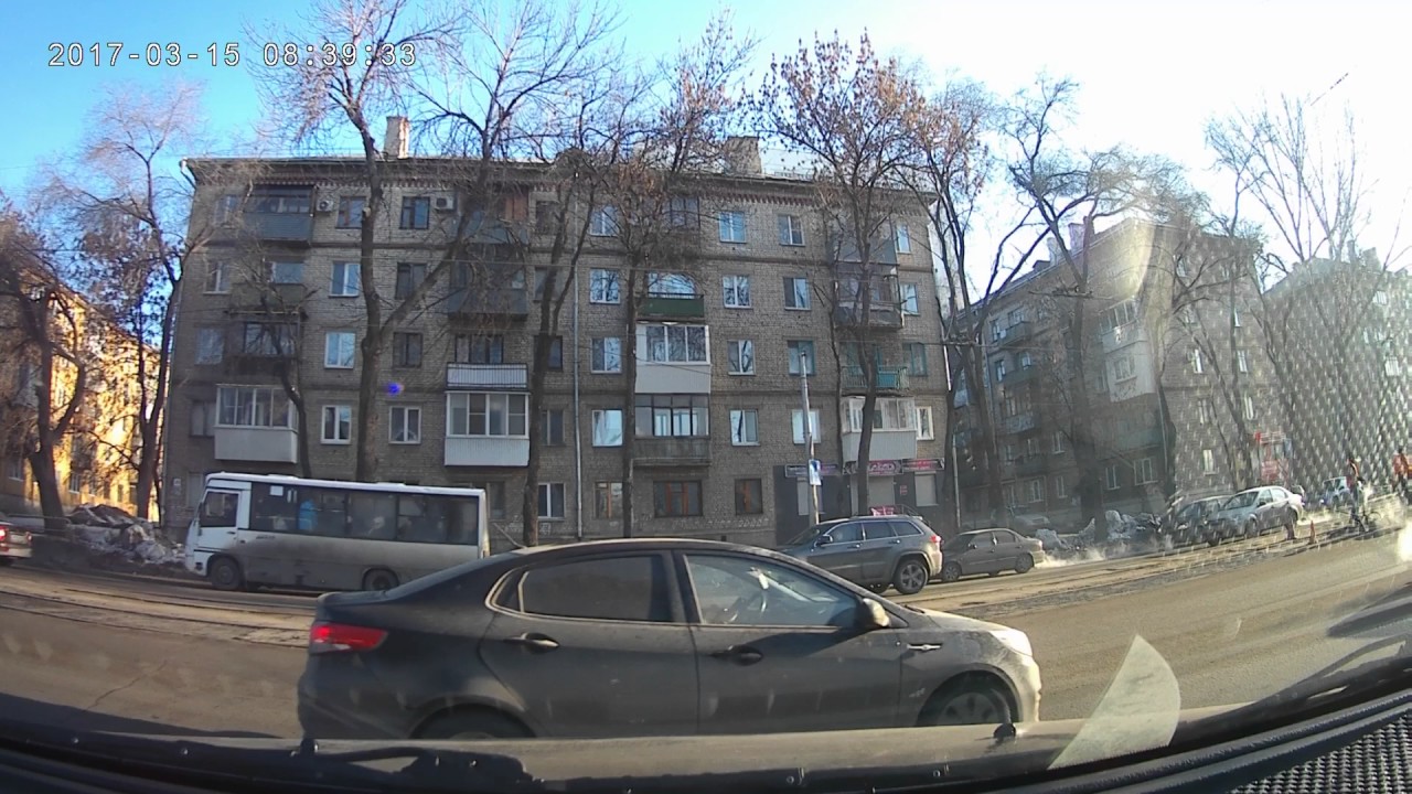 ВАЗ 2115 авария у "деловой мир" Урицкого д.19 - YouTube