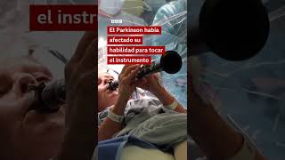 Una mujer con Parkinson toca el clarinete mientras la operan el cerebro