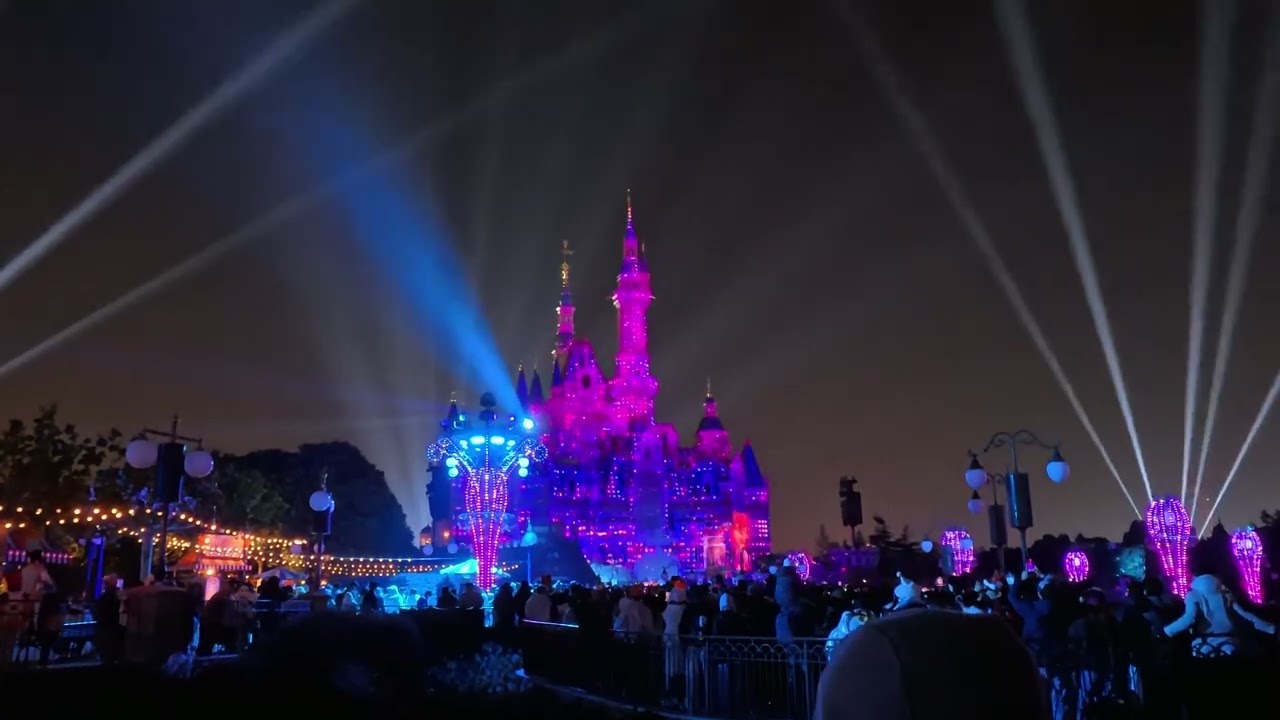 Shanghai Disneyland Nightshow #2 (@EastMoon78)