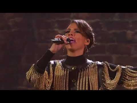 Alicia Keys performs "Try Sleeping with a Broken Heart" at AMAs 2009