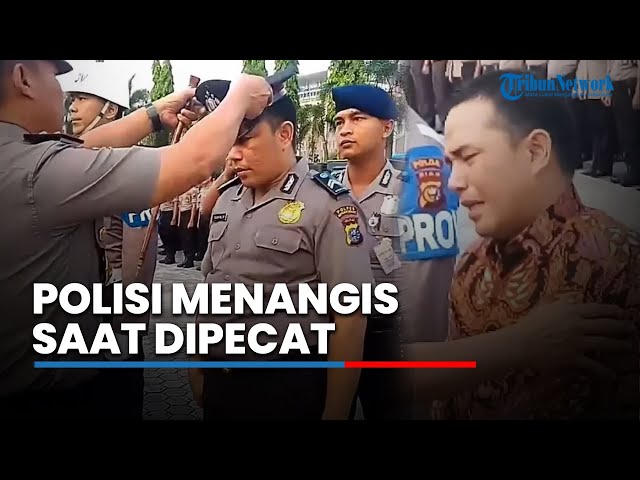 Video Seorang Anggota Kepolisian Menangis saat Dipecat dari Kesatuan class=