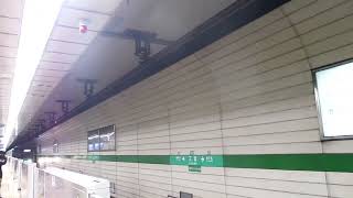 早朝の神戸市営地下鉄西神・山手線三宮駅2番のりばに、6000形が入線