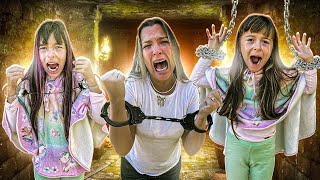 FICAMOS PRESOS NO CALABOUÇO DO CASTELO COM UMA TUMBA MISTERIOSA!!! ESCAPE GAME