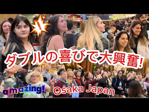 ダブルの喜びで、外国人観光客が大興奮!「アレ、不思議!日本でスターになった!」と感激した観光客。大阪難波の道頓堀。Wow, that's amazing! We became a star !
