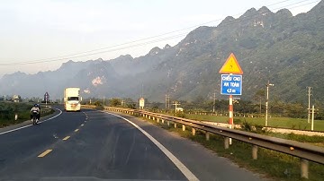 Clip giao thông - Đầu kéo buồn ngủ lao xuống ruộng