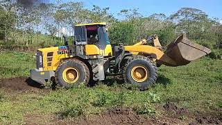 wheel loader stuck in mud pulling by caterpillar 320GC...