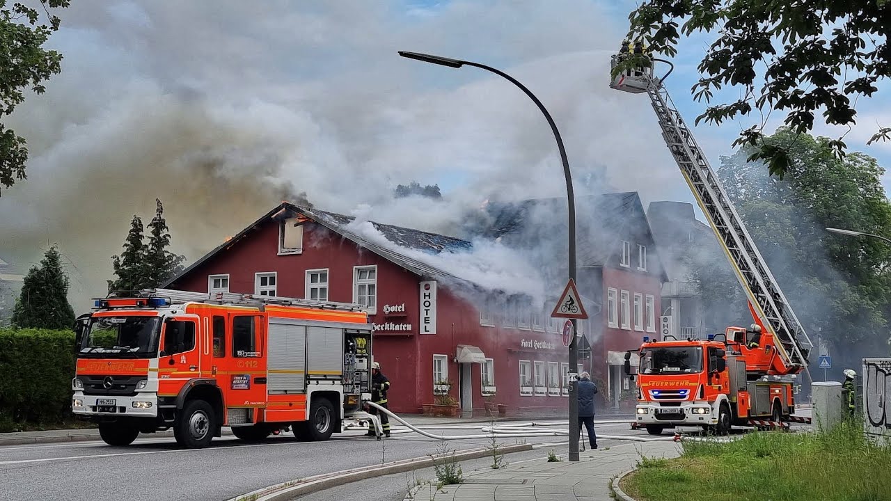 Feuer im historischen Hotel Heckkaten - Dach teilweise eingestürzt - Keine Verletzten