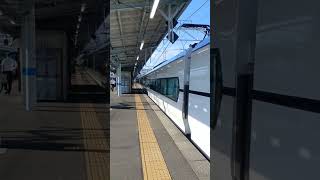 JR東日本の松本駅から特急あずさ46号新宿行きが発車する。