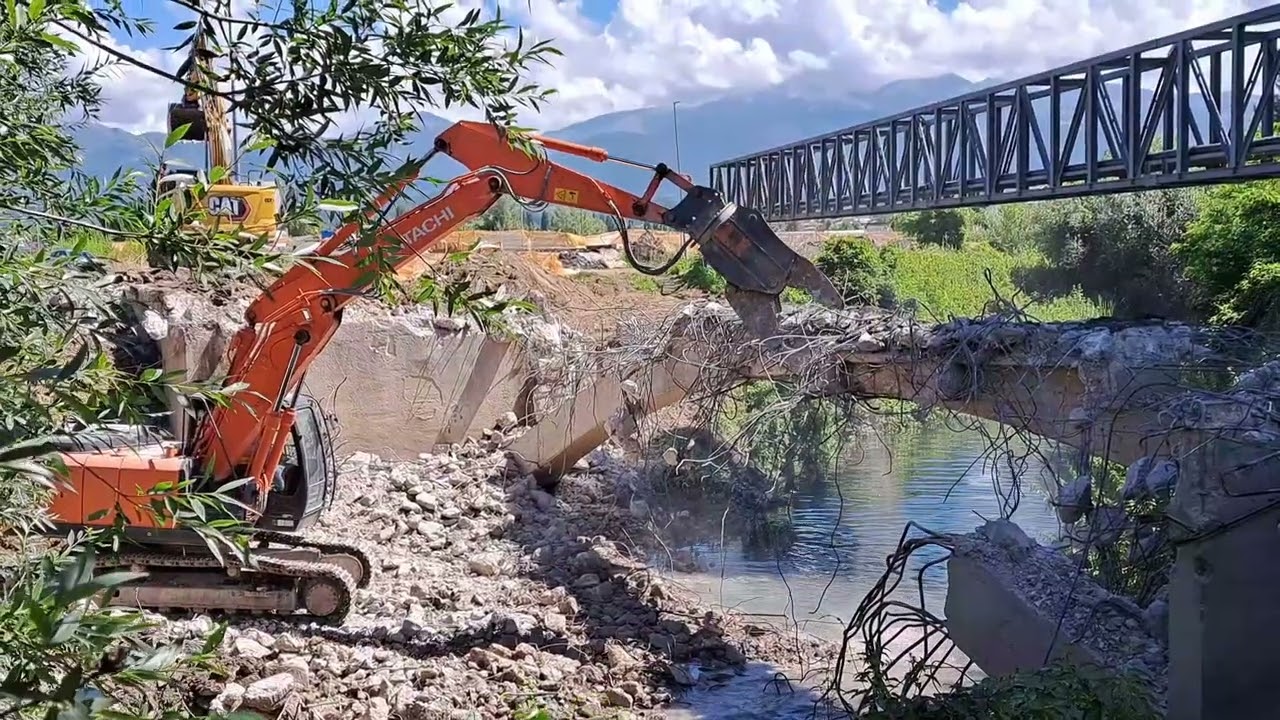 Rieti, abbattimento del ponte sul fiume Turano. @micdal100