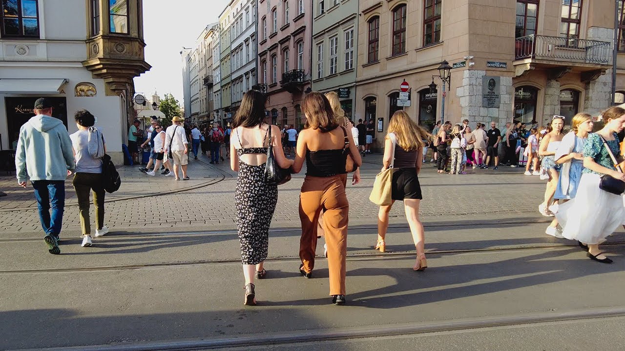 Krakow, Poland 🇵🇱 - Relaxing Walking Tour with Beautiful People Around