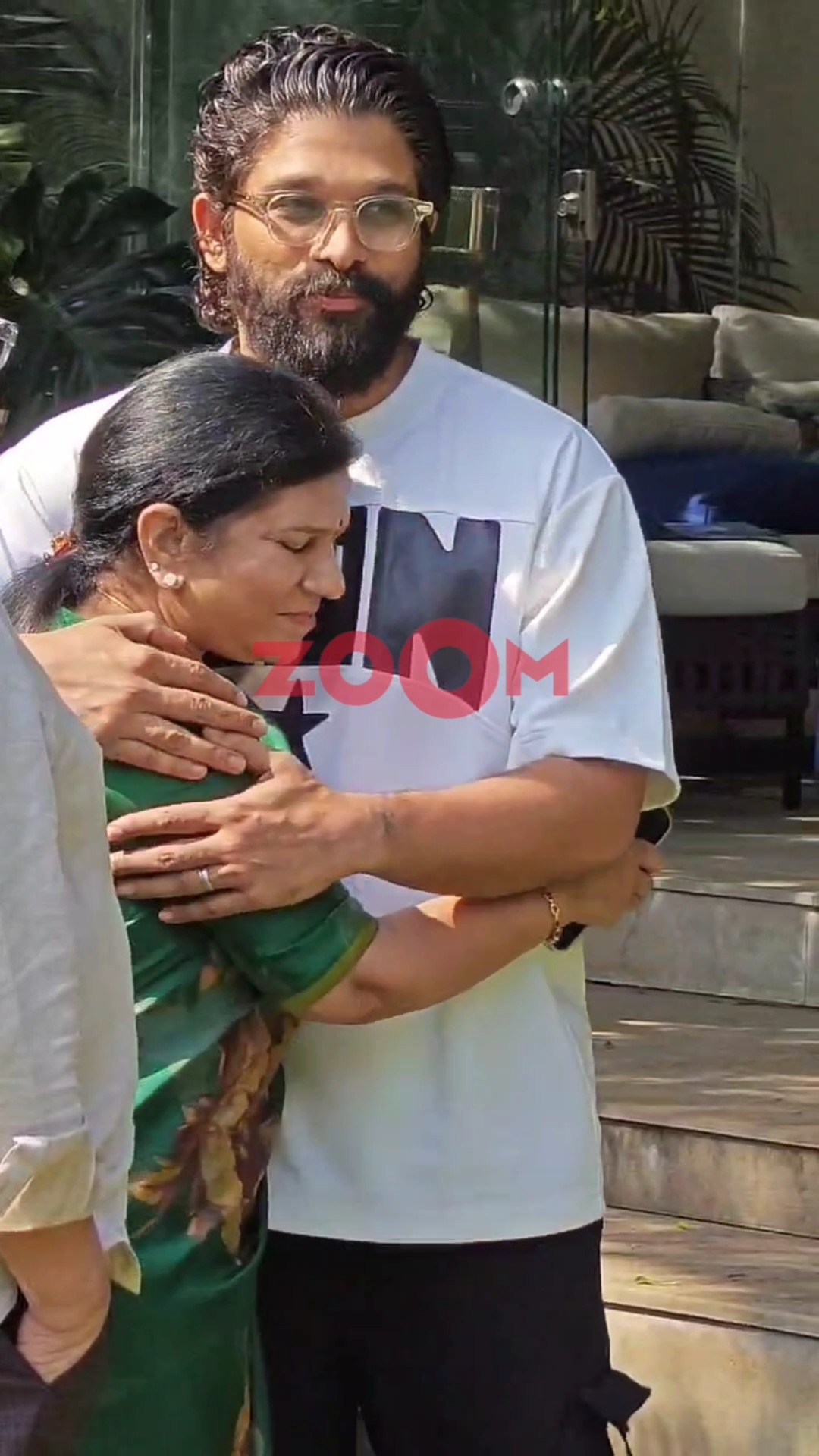 Allu Arjun gets EMOTIONAL as he meets Chiranjeevi's wife after getting bail from jail #shorts