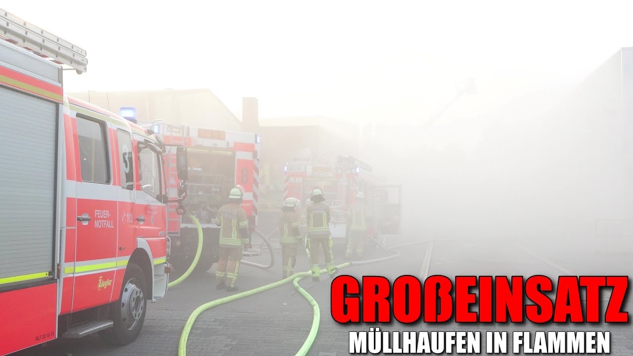 [GROßEINSATZ DER FEUERWEHR DÜSSELDORF!] - Großer Müllhaufen brannte mit starker Rauchentwicklung -