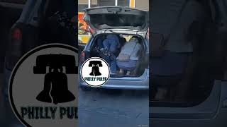 В России водитель усаживает пассажиров в багажнике