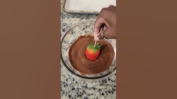 Easy Chocolate Dipped Strawberries
